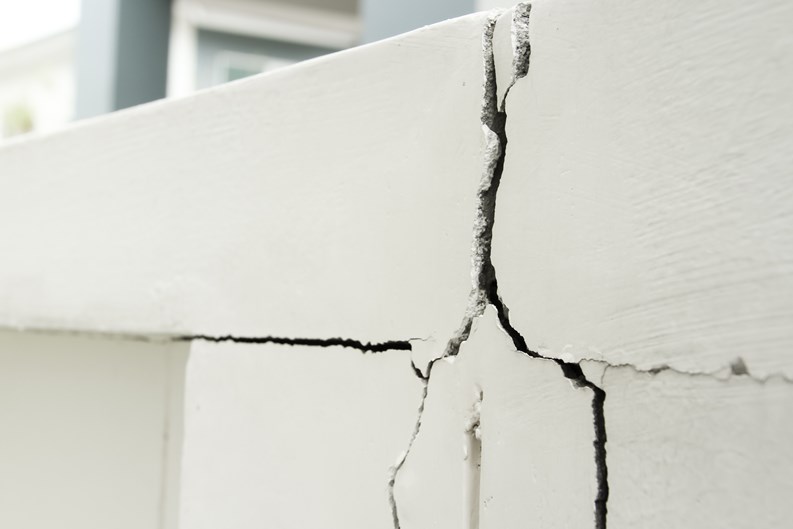 Home problem, building problem wall cracked need to repair hurry up