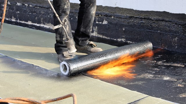 Waterproofing flat roof with bitumen sealing membranes