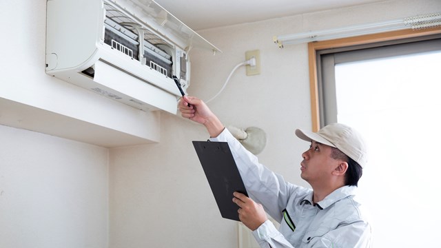 Japanese contractor who inspects and repairs air conditioners, Japanese young people at work