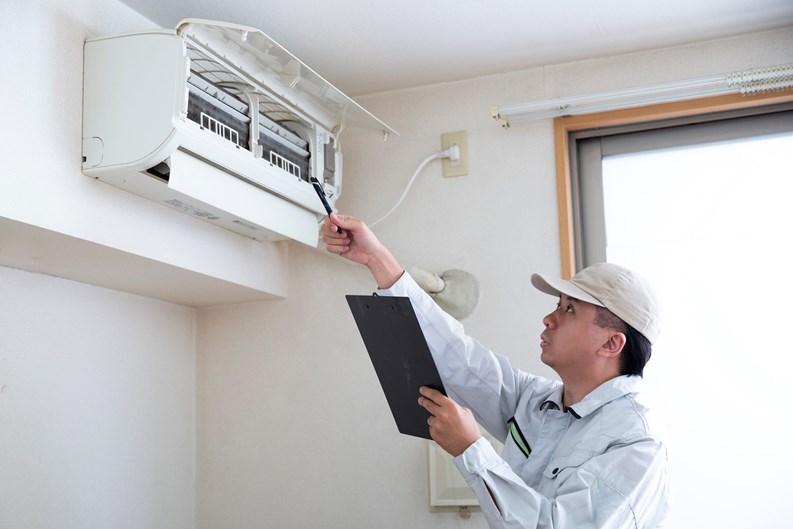 Japanese contractor who inspects and repairs air conditioners, Japanese young people at work